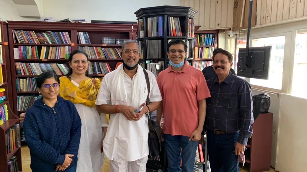BookGanga पुस्तकांच्या दालनात नाना पाटेकर आणि सहकारी