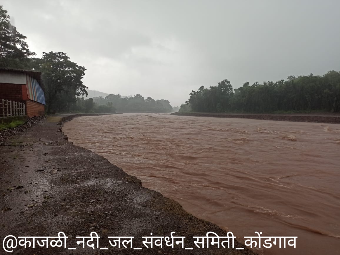पावसाळ्यात काजळी नदीचे पात्र आणि नदीकाठ